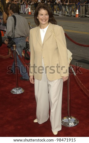 Paramount boss SHERRY LANSING at the world premiere of Lara Croft Tomb Raider: The Cradle of Life, at Grauman\'s Chinese Theatre, Hollywood. July 21, 2003  Paul Smith / Featureflash