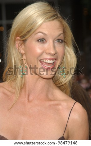 Actress JENNA ELFMAN at the world premiere, in Hollywood, of her new movie Looney Tunes Back in Action. November 9, 2003  Paul Smith / Featureflash
