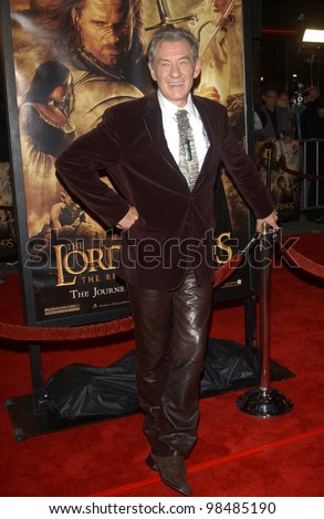 SIR IAN McKELLEN at the USA premiere of his new movie The Lord of the Rings: The Return of the King, in Los Angeles. December 3, 2003  Paul Smith / Featureflash