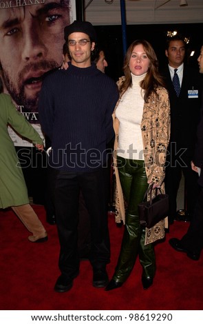 Actress CHRISTINA APPLEGATE & actor boyfriend JOHNATHON SCHAECH at the Los Angeles premiere of Cast Away. 07DEC2000.   Paul Smith / Featureflash