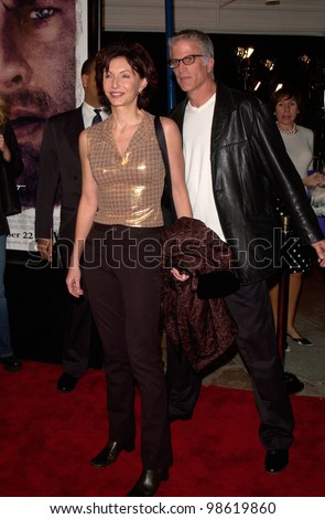 Actor TED DANSON & actress wife MARY STEENBURGEN at the Los Angeles premiere of Cast Away. 07DEC2000.   Paul Smith / Featureflash