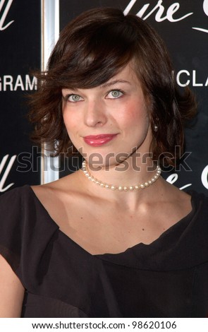 Actress MILLA JOVOVICH at the 10th Annual Fire & Ice Ball in Beverly Hills. The event raised money for the Revlon/UCLA Women\'s Cancer Research Fund. 11DEC2000.   Paul Smith / Featureflash