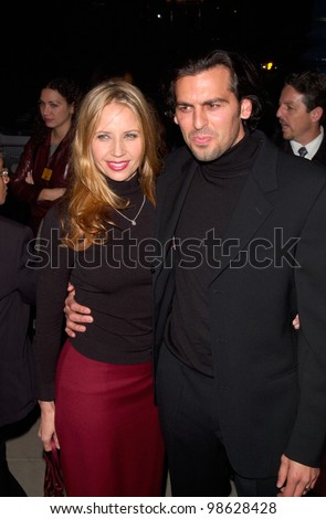 Actor ODED FEHR & fiance producer RHONDA TOLLEFSON at the Los Angeles premiere of her new movie Finding Forrester. 01DEC2000.   Paul Smith / Featureflash