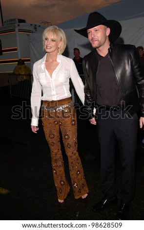 Country stars TIM McGRAW & wife FAITH HILL at the 28th Annual American Music Awards in Los Angeles. 08JAN2001.   Paul Smith/Featureflash