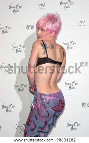 Pop star PINK at the 28th Annual American Music Awards in Los Angeles. 08JAN2001.   Paul Smith/Featureflash