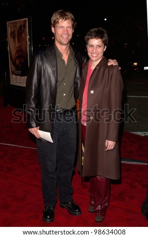 Actor JOEL GRETSCH & wife at the Los Angeles premiere of Cast Away. 07DEC2000.   Paul Smith / Featureflash