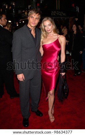 Actress JENNIFER GAREIS & actor boyfriend DAX GRIFFIN at the Los Angeles premiere of Cast Away. 07DEC2000.   Paul Smith / Featureflash