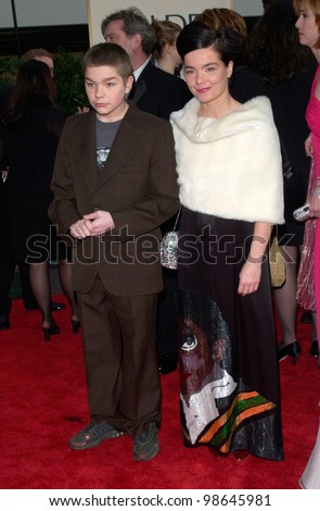 Actress/singer BJORK & son at the 2001 Golden Globe Awards at the Beverly Hilton Hotel. 21JAN2001.   Paul Smith/Featureflash