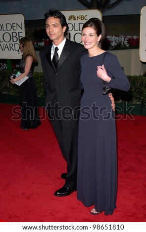 Actress JULIA ROBERTS & actor boyfriend BENJAMIN BRATT at the 2001 Golden Globe Awards at the Beverly Hilton Hotel. 21JAN2001.   Paul Smith/Featureflash