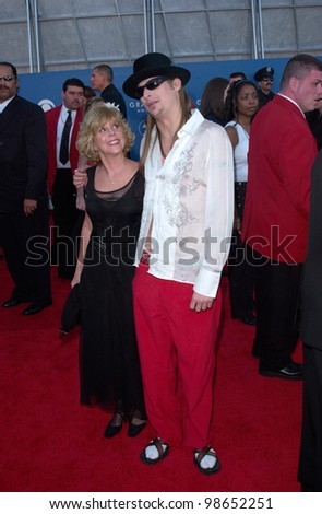 Rock star KID ROCK & mother SUSAN at the 43rd Annual Grammy Awards in Los Angeles.  21FEB2001.   Paul Smith/Featureflash