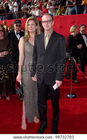 Director STEPHEN SODERBERGH & producer LAURA BICKFORD at the 73rd Annual Academy Awards in Los Angeles. 25MAR2001.   Paul Smith/Featureflash