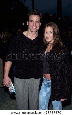 Actor ANTONIO SABATO Jr. & girlfriend CHRISTY at Hollywood premiere of Along Came A Spider. 02APR2001.    Paul Smith/Featureflash
