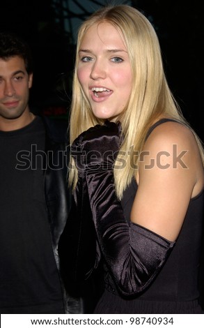 Actress DOMINIQUE SWAIN at the world premiere, in Los Angeles, of Original Sin. 31JUL2001.  Paul Smith/Featureflash