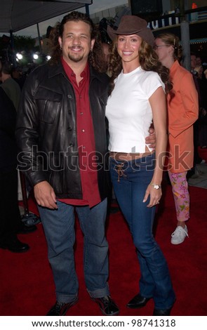 Actress SHANNON ELIZABETH & fiance JOSEPH D. REITMAN at the world premiere, in Los Angeles, of Lara Croft: Tomb Raider. 11JUN2001.    Paul Smith/Featureflash
