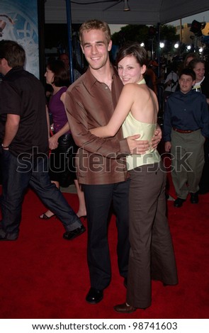 Actor JAMES VAN DER BEEK & girlfriend at the world premiere, in Los Angeles, of Lara Croft: Tomb Raider. 11JUN2001.    Paul Smith/Featureflash