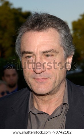 Actor ROBERT DE NIRO at the Los Angeles premiere of his new movie The Score, at Paramount Studios, Hollywood. 09JUL2001.  Paul Smith/Featureflash