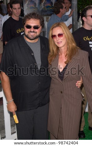 Actress ELIZABETH PERKINS & husband at the Los Angeles premiere of her new movie Cats & Dogs. 23JUN2001.  Paul Smith/Featureflash