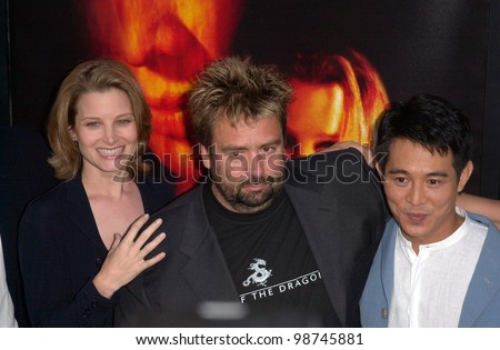 Producer/screenwriter LUC BESSON (center) with actress BRIDGET FONDA & actor JET LI at the Los Angeles premiere of their new movie Kiss of the Dragon. 25JUN2001.   Paul Smith/Featureflash