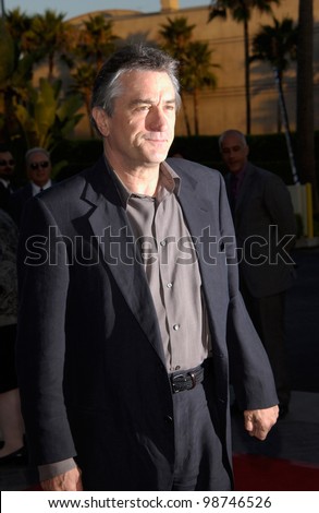 Actor ROBERT DE NIRO at the Los Angeles premiere of his new movie The Score, at Paramount Studios, Hollywood. 09JUL2001.  Paul Smith/Featureflash
