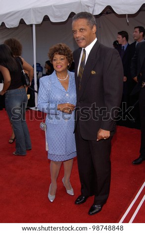 Los Angeles Police Chief BERNARD PARKS & wife at the 7th Annual Soul Train Lady of Soul Awards in Santa Monica, California.  28AUG2001.   Paul Smith/Featureflash