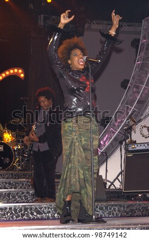 Singer MACY GRAY at the Macy\'s & American Express Passport 01 fashion show & gala to raise money for HIV/AIDS research. 22SEP2001.   Paul Smith/Featureflash