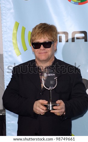 Pop superstar SIR ELTON JOHN at the 2001 Radio Music Awards at the Aladdin Hotel & Casino, Las Vegas. He was presented with the RMA\'s Legend Award. 26OCT2001.  Paul Smith/Featureflash