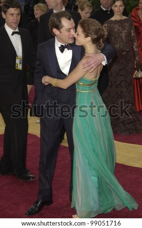 JUDE LAW & girlfriend actress SIENNA MILLER at the 76th Annual Academy Awards in Hollywood. February 29, 2004