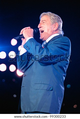 29OCT99: Singer TONY BENNETT on stage at the MGM Grand, Las Vegas, for his concert staged by new internet company Pixelon.com as part of their \