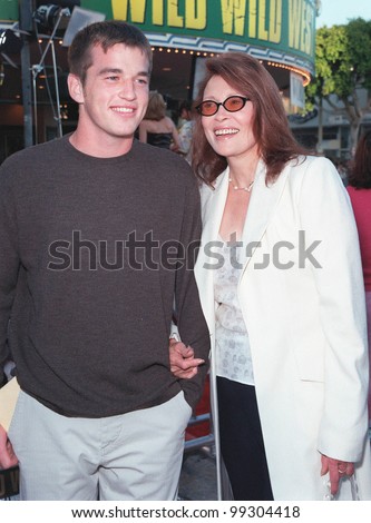28JUN99:  Actress FAYE DUNAWAY & son at the world premiere of \