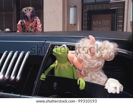 11JUL99:  KERMIT THE FROG, MISS PIGGY & GONZO arriving at Sony Pictures Studios, Culver City, for the world premiere of their new movie \