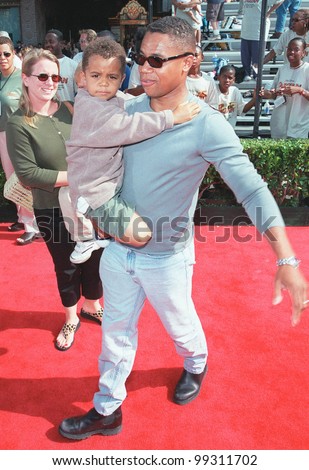 12JUN99: Actor CUBA GOODING JR & son at the world premiere in Hollywood of Disney\'s latest animated movie \