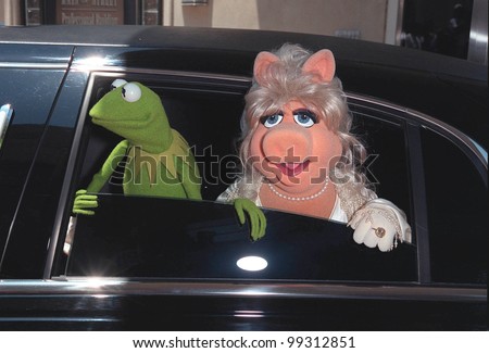 11JUL99:  KERMIT THE FROG and MISS PIGGY arriving at Sony Pictures Studios, Culver City, for the world premiere of their new movie \