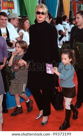 13NOV99:  Actress KIRSTIE ALLEY & children at the world premiere of Disney/Pixar\'s \