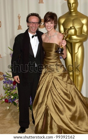 26MAR2000:  Best Actress HILARY SWANK & Italian actor ROBERTO BENIGNI at the 72nd Academy Awards.  Paul Smith / Featureflash
