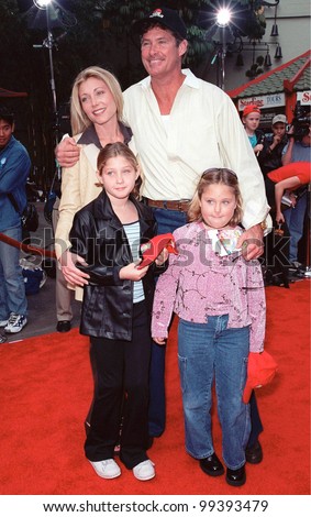 06NOV99: Actor DAVID HASSELHOFF & wife PAMELA & children at world premiere of animated movie \