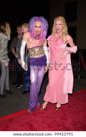 21JAN2000:  Transvestite actor ALEXIS ARQUETTE (right) & friend CANDYASS at the Tanqueray London Import Party in Los Angeles.  Paul Smith / Featureflash