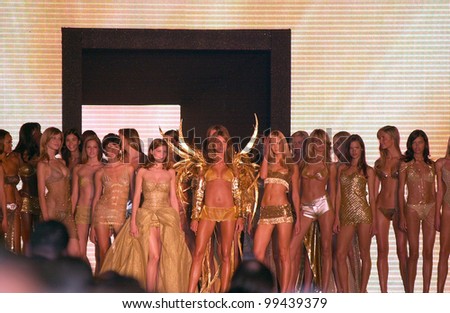 18MAY2000:  Victoria\'s Secret Fashion Show at the Cinema Against AIDS Gala at the Cannes Film Festival to benefit AmFAR.  Paul Smith / Featureflash