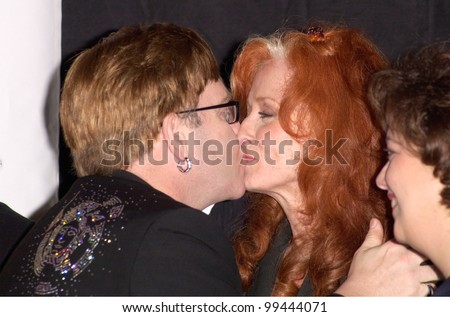 21FEB2000: Pop stars SIR ELTON JOHN & BONNIE RAITT at the MusiCares Gala, in Los Angeles, where Elton was honored as the MusiCares Person of the Year.            Paul Smith / Featureflash