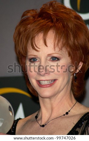 Country star REBA McENTIRE at the Country Music Assoc. Awards at the Grand Ole Opry in Nashville, TN. 04OCT2000.  Paul Smith/Featureflash