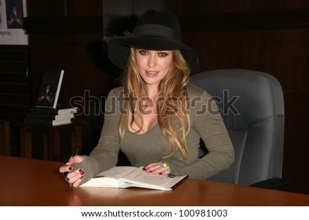 Hilary Duff at an in-store appearance to sign copies of her novel \