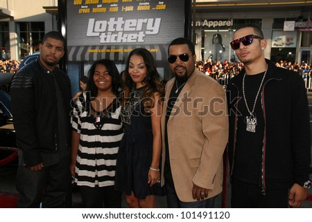 Ice Cube and family  at the World Premiere of \