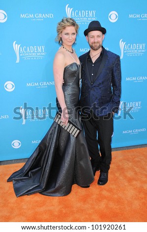 Jennifer Nettles and Kristian Bush  at the 45th Academy of Country Music Awards Arrivals, MGM Grand Garden Arena, Las Vegas, NV. 04-18-10
