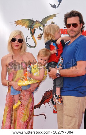 Tori Spelling and Dean McDermott at the Los Angeles Premiere of \