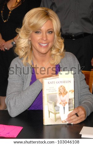 Kate Gosselin at an appearance signing copies of her new book \