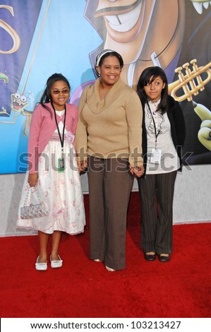 Chandra Wilson, daughters Joy and Serena at the \