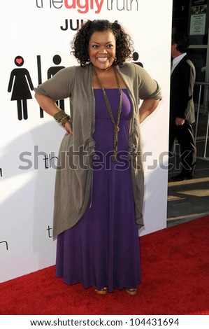 Yvette Nicole Brown  at the Los Angeles Premiere of \'The Ugly Truth\'. Cinerama Dome, Hollywood, CA. 07-16-09