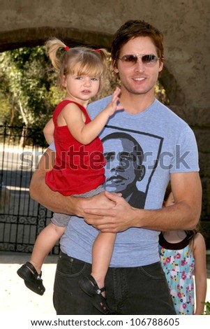 Peter Facinelli and daughter Fiona  at Camp Ronald McDonald\'s 16th Annual Family Halloween Carnival. Universal Studios, Universal City, CA. 10-26-08
