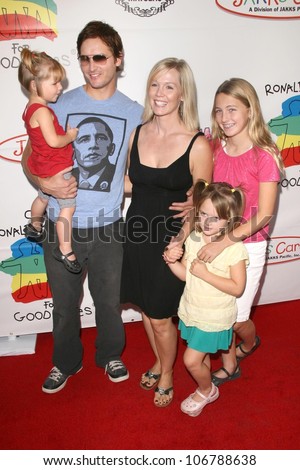Peter Facinelli with Jennie Garth and their daughters  at Camp Ronald McDonald's 16th Annual Family Halloween Carnival. Universal Studios, Universal City, CA. 10-26-08