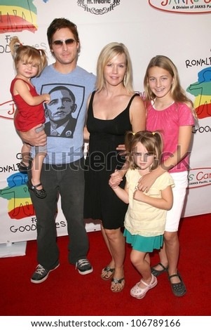 Peter Facinelli with Jennie Garth and their daughters  at Camp Ronald McDonald\'s 16th Annual Family Halloween Carnival. Universal Studios, Universal City, CA. 10-26-08