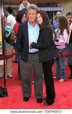 Dustin Hoffman and Lisa Gottsegen  at the DVD and Blu-Ray Debut of \'Kung Fu Panda\'. Grauman\'s Chinese Theater, Hollywood, CA. 11-09-08
